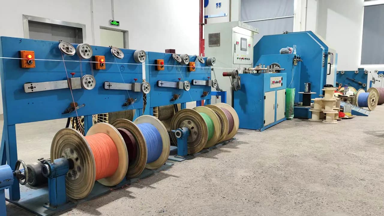Extrusion line with reels of coloured cable