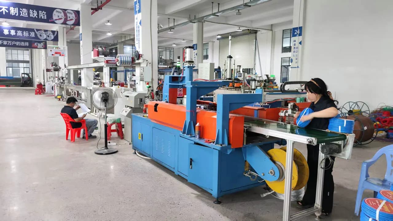 Cable production line with reels in motion